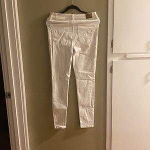 Woman’a American Eagle Jeans